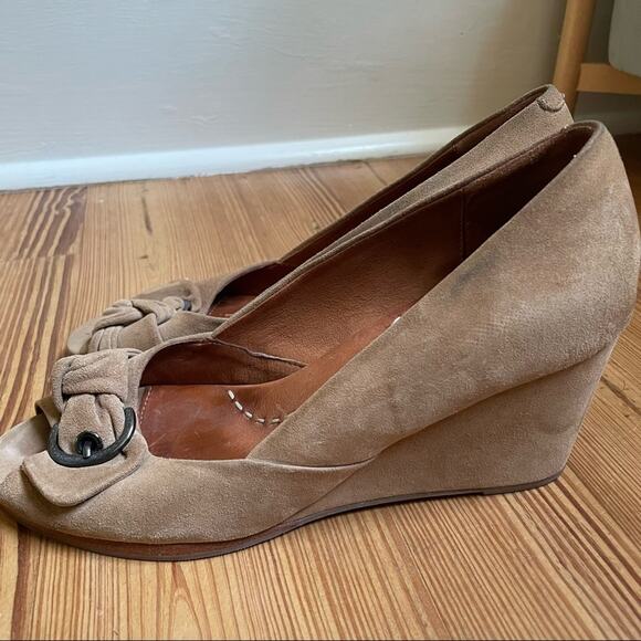 Gentle Souls Gabe's bow buckle tan suede wedge SIZE 9.5M - Picture 8 of 9